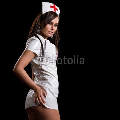 Развратная медсестра вовлекла пациентов в пошлую оргию