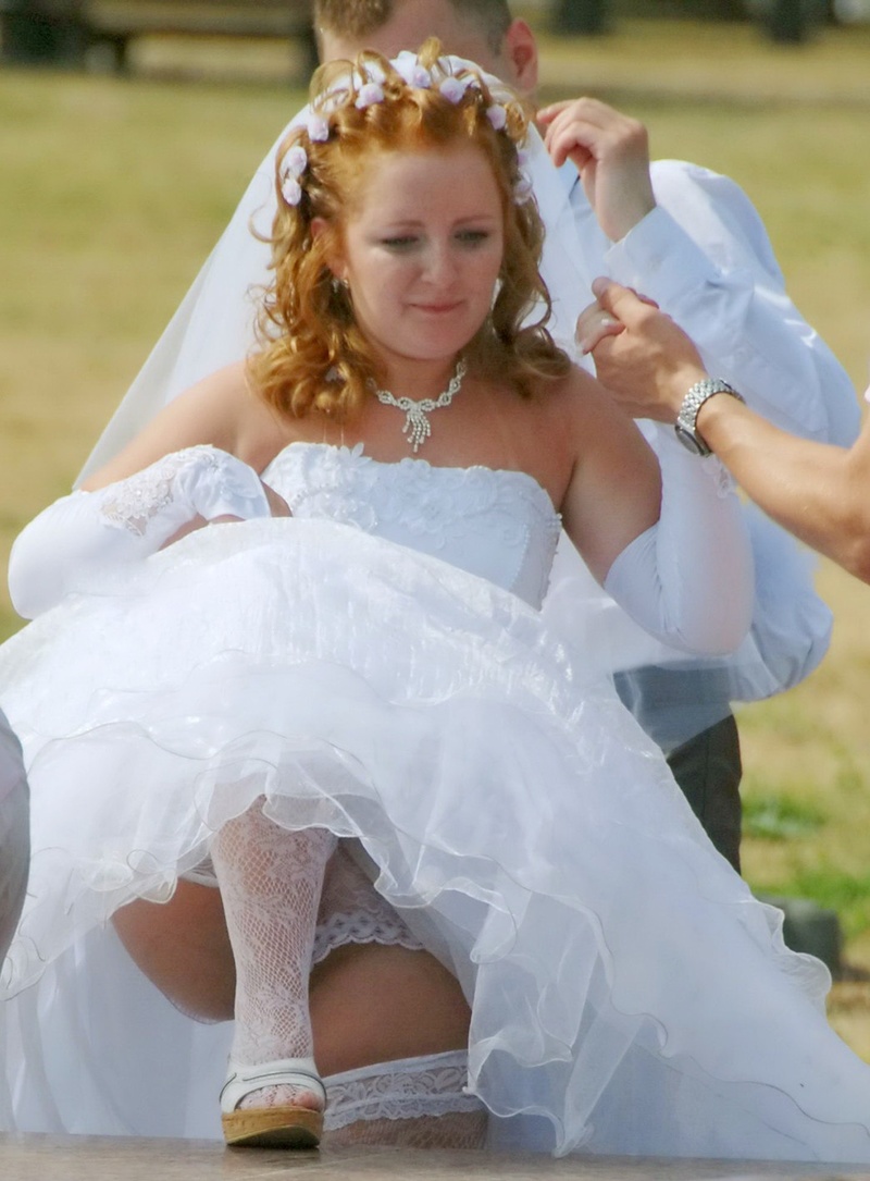 Подглядывание под платье невесты