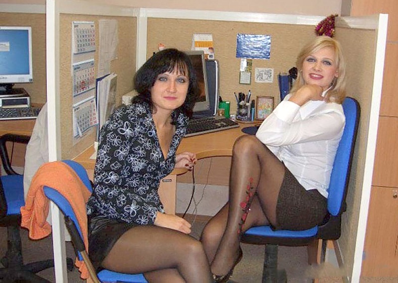Селфи офисной работницы с волосатой пиздой в юбке