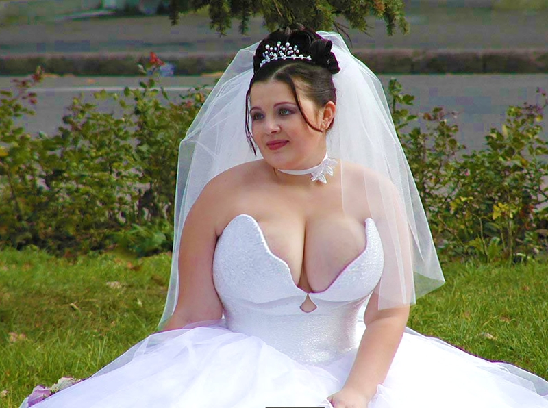 Российские невесты задирают свадебные платья.