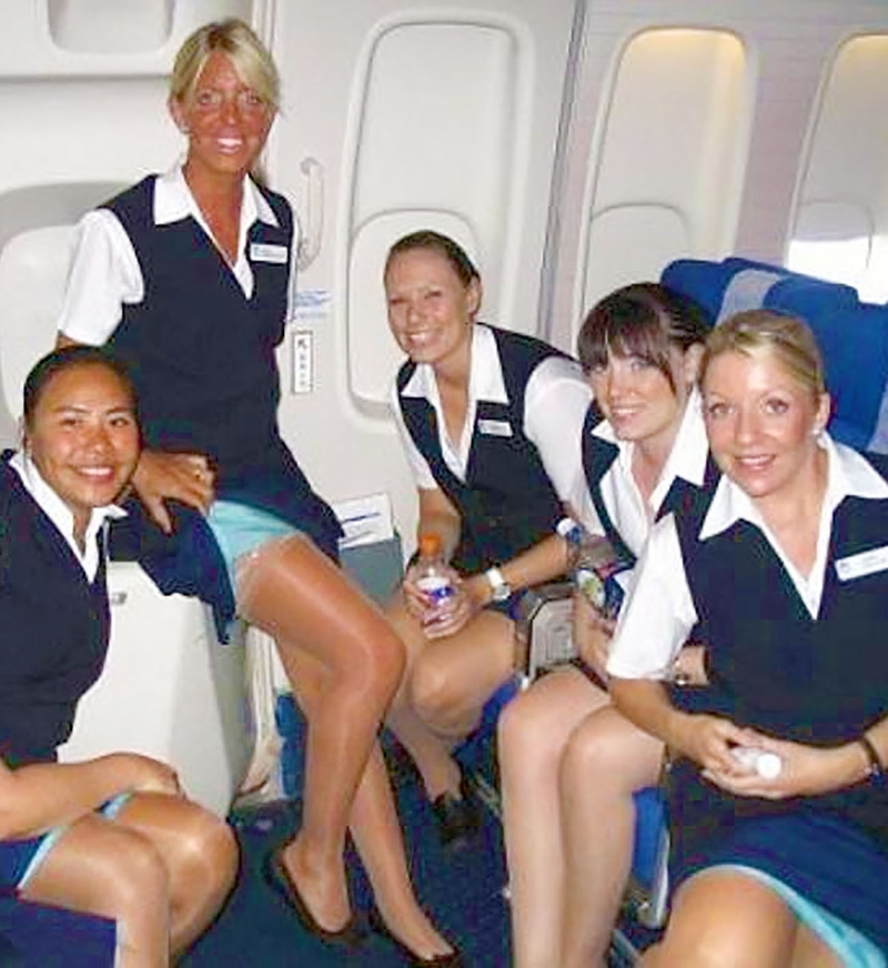 Команда авиалайнера занимается групповым сексом со стюардессой в дорогом отеле