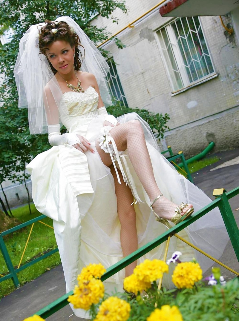 Невеста Платье Показывает Письку На Улице 