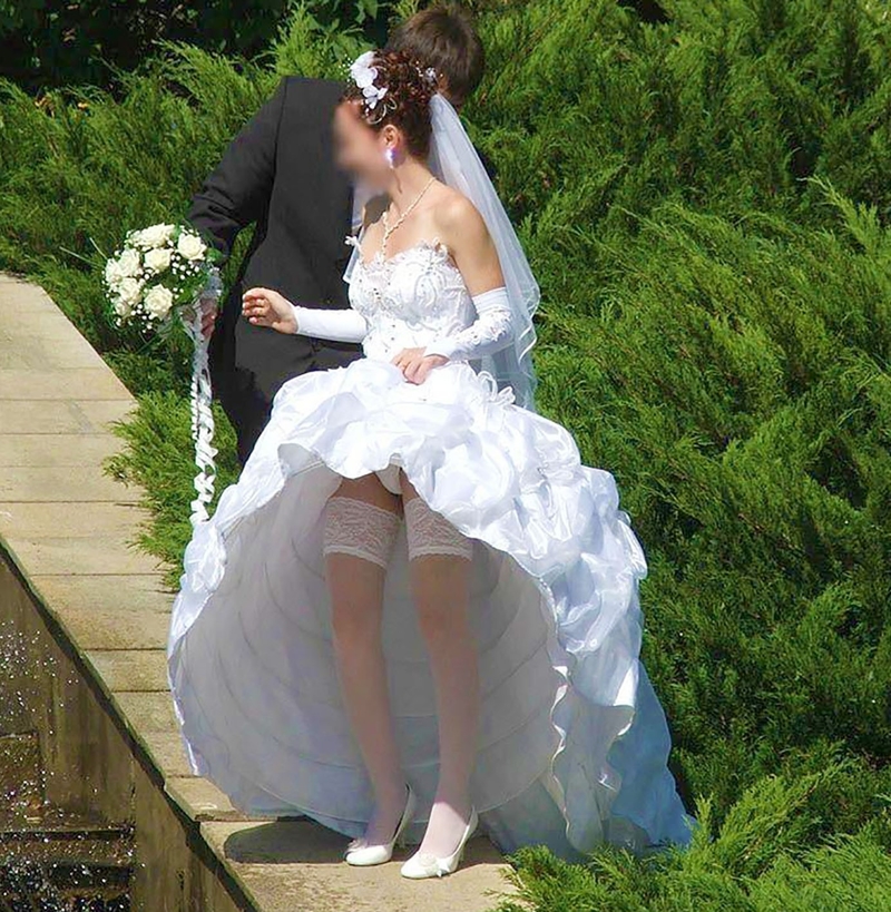 Невеста Подняла Платье.