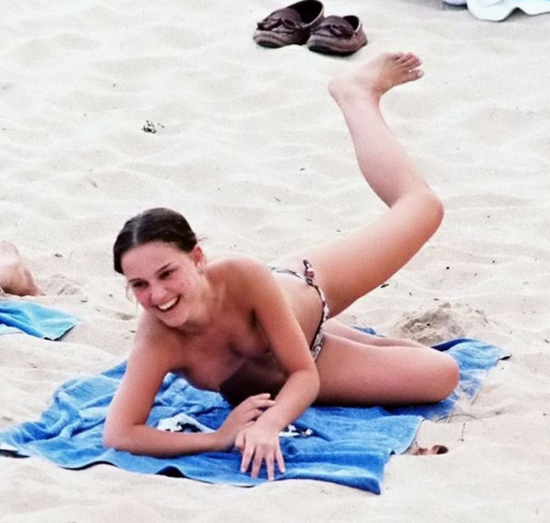 Натали Портман загорает на пляже топлесс.