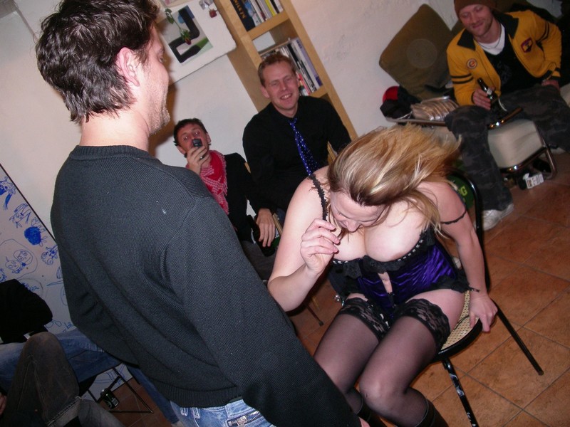 Жена Танцует Стриптиз Перед Друзьями Порно