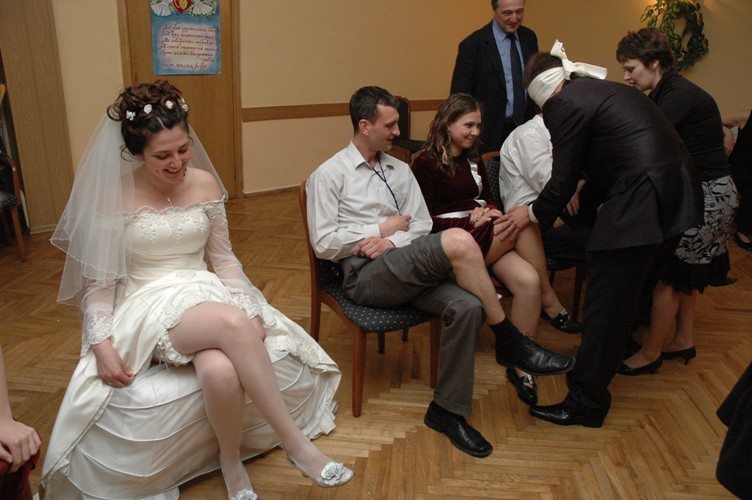 После свадьбы жених не удержался и трахает невесту на сидении авто