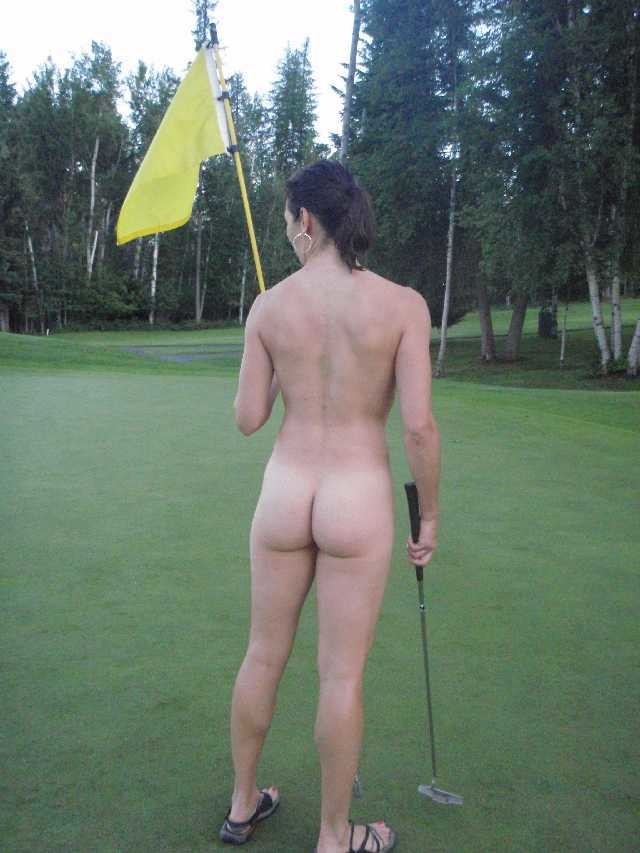 Женщины играют в гольф обнаженными.