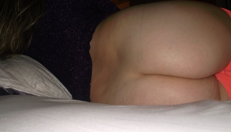 Спящая подруга с голым задом фото