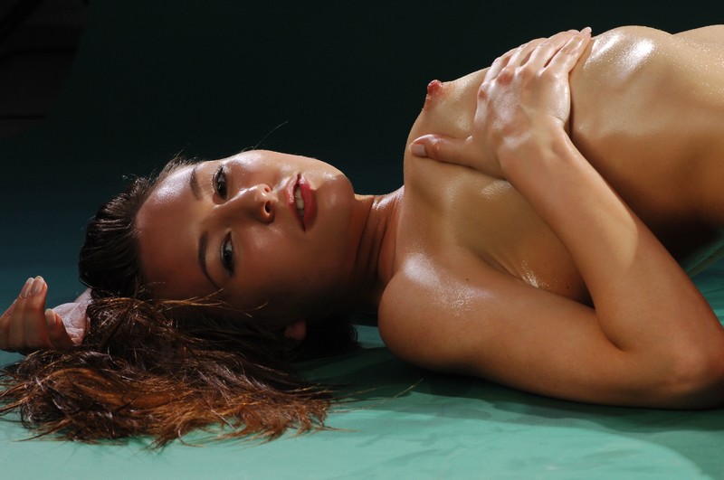 Сладенькая бразильянка обмазала тело маслом эротика